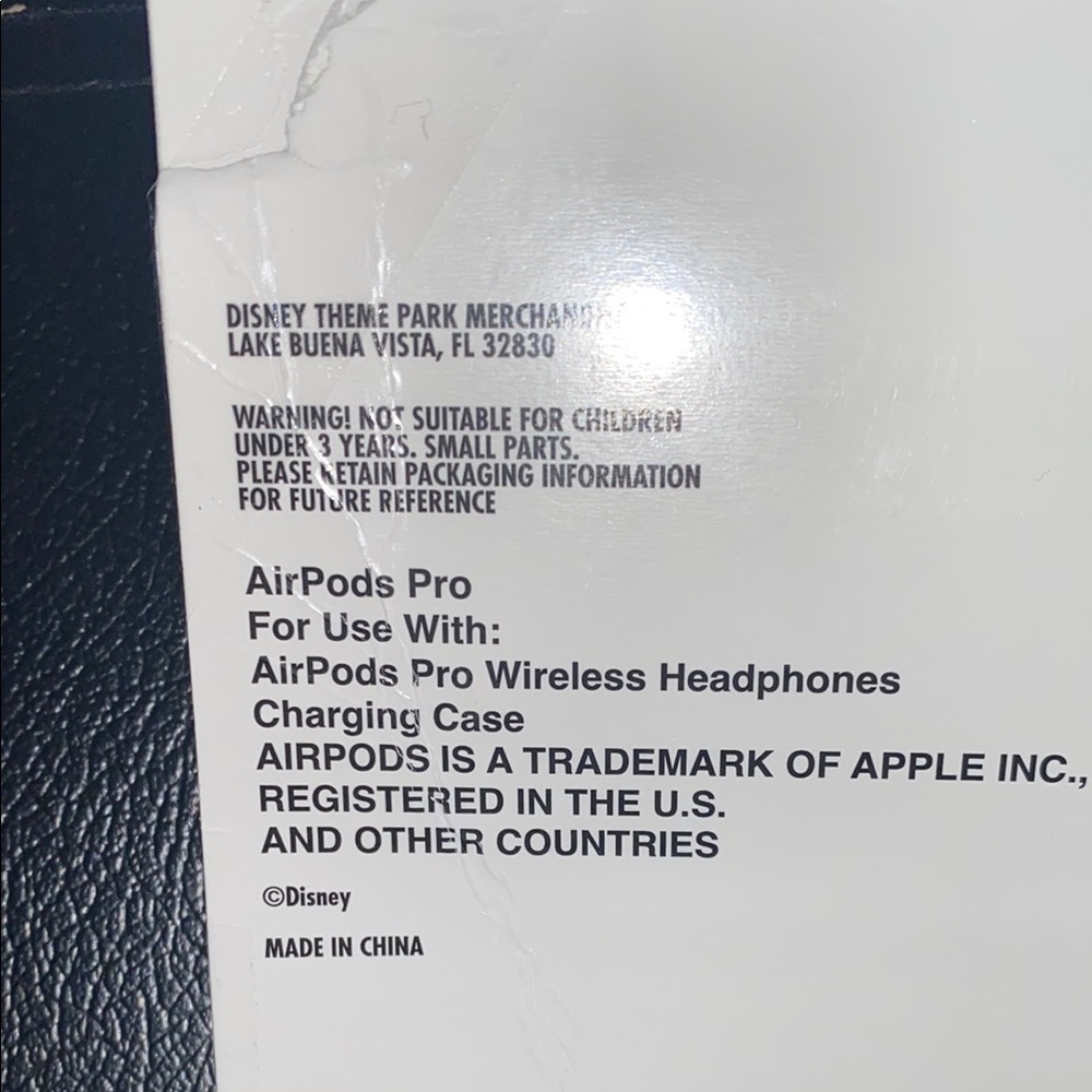 Disney treats AirPods Pro case with clip - Picture 4 of 5